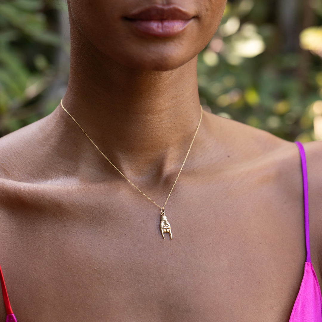 Flat Mano Cornuto 18k Gold Charm
