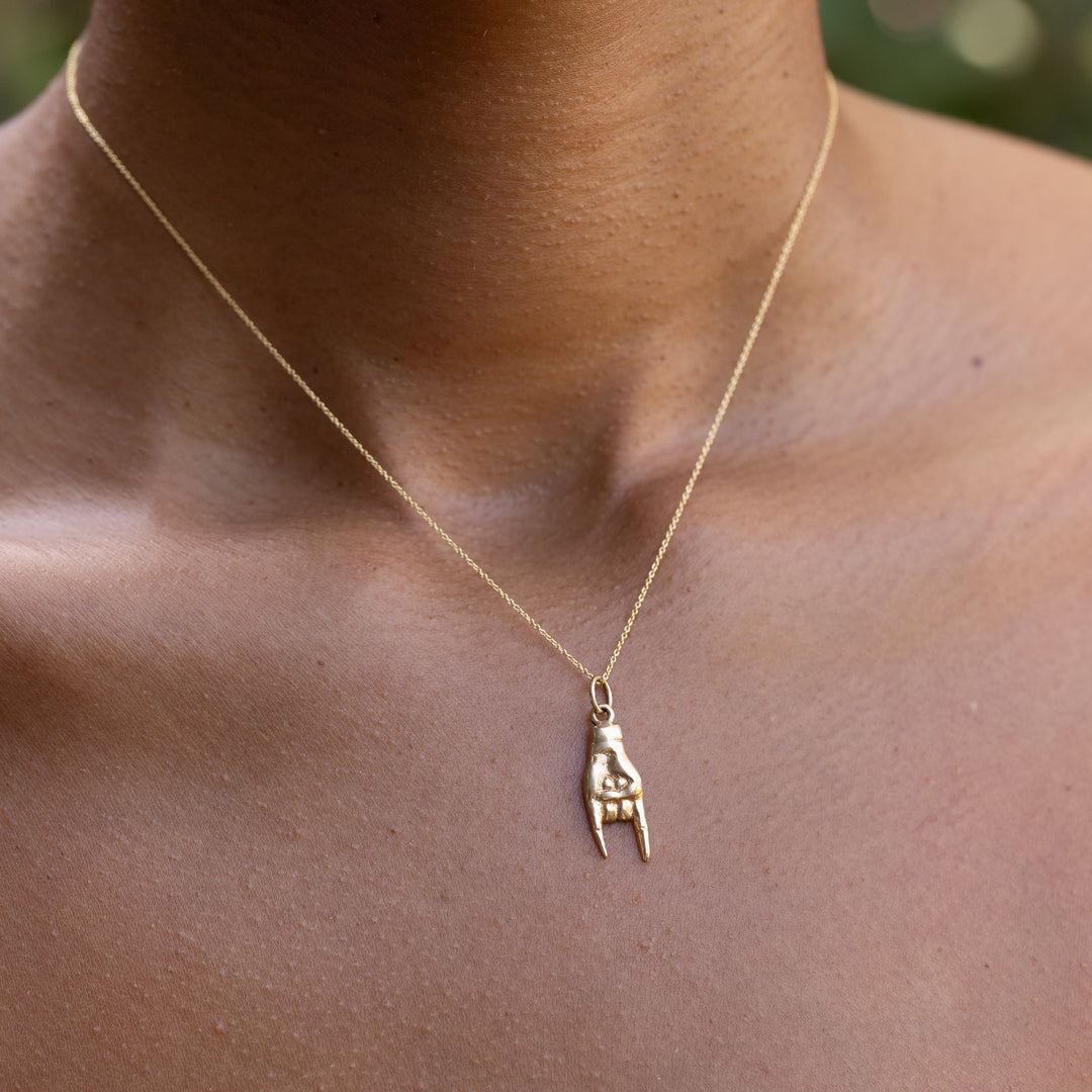 Flat Mano Cornuto 18k Gold Charm