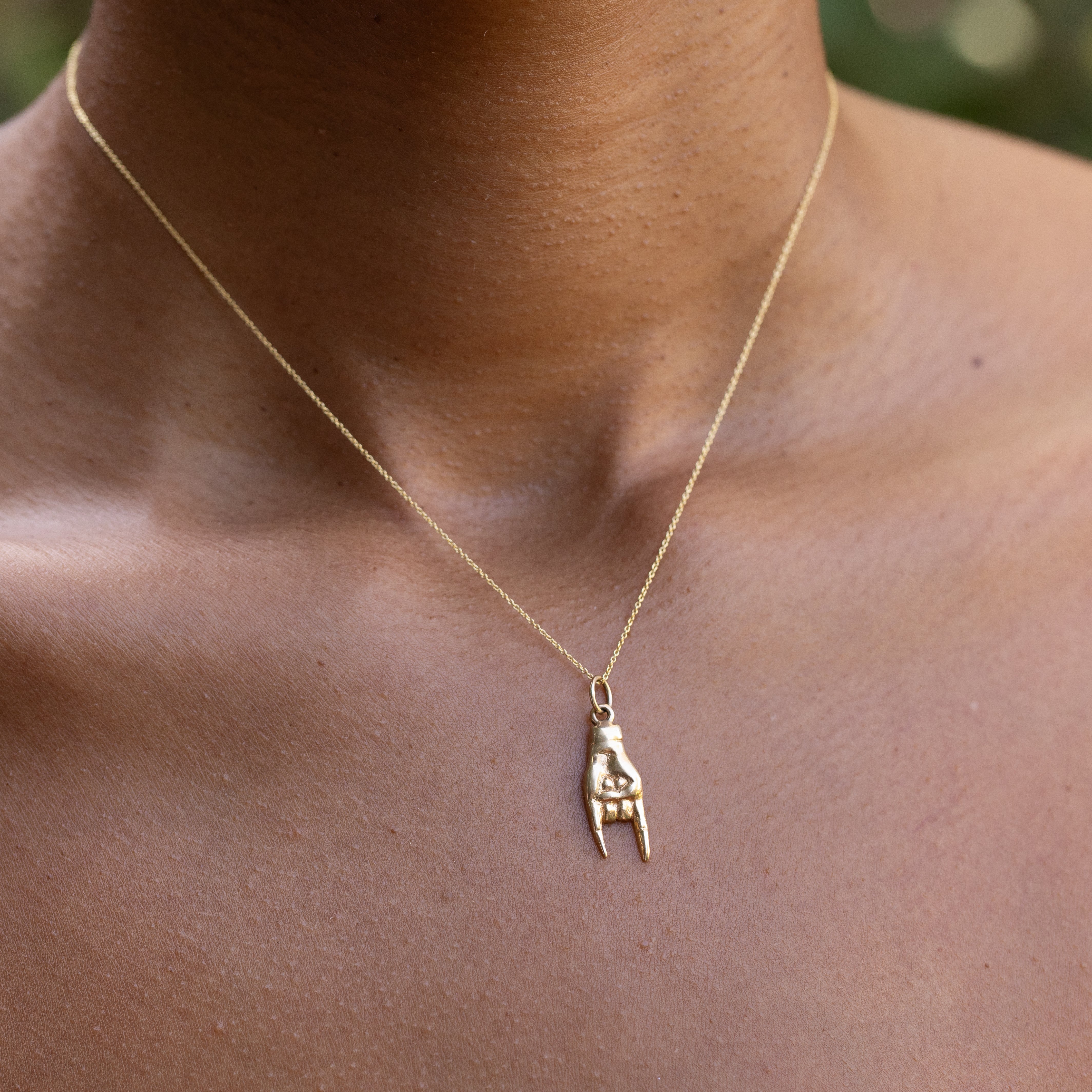 Flat Mano Cornuto 18k Gold Charm