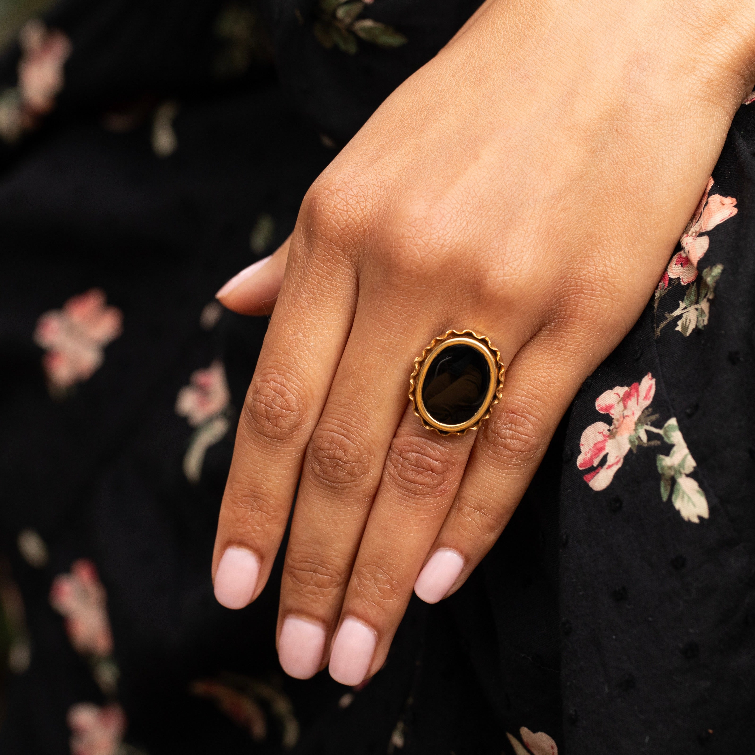 Onyx and 18K Scalloped Gold Ring