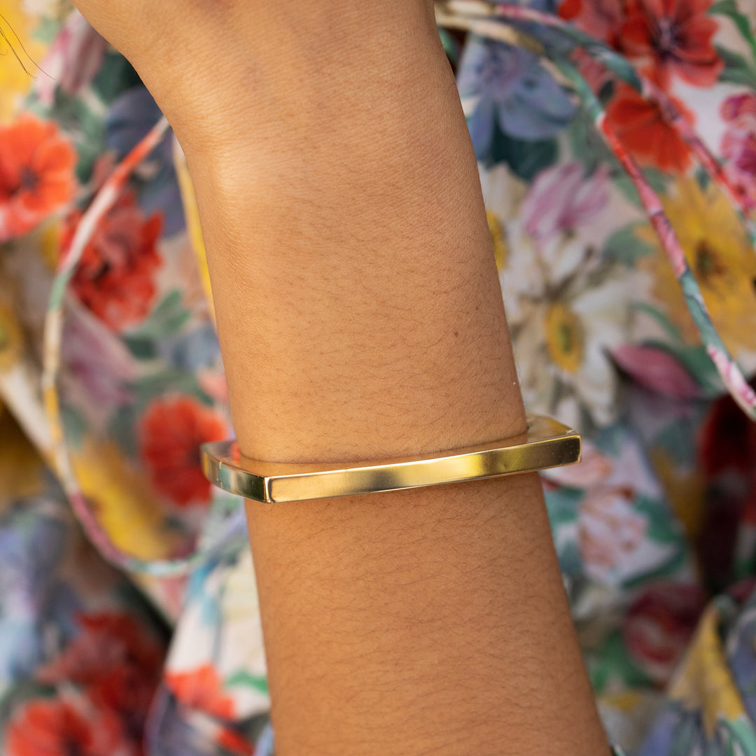 Italian Square-Shaped 18k Gold Bangle Bracelet